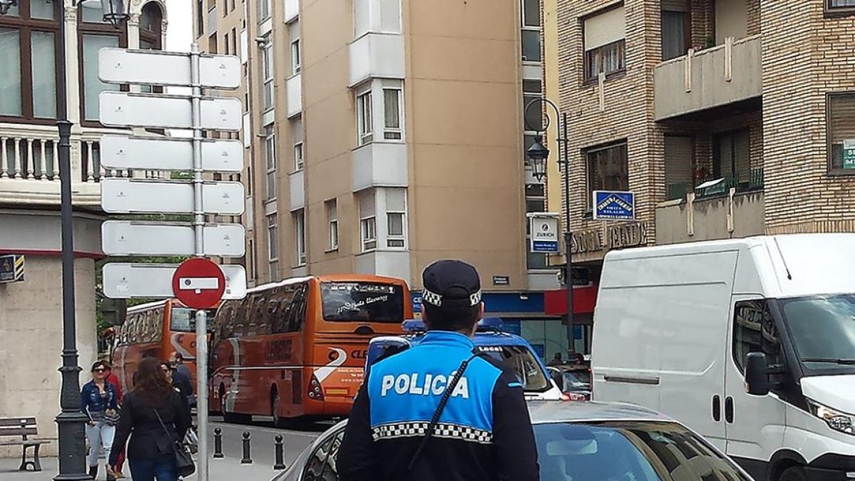 Un Policía Local realiza una guardia a pie de calle en Aranda de Duero.-L.V.