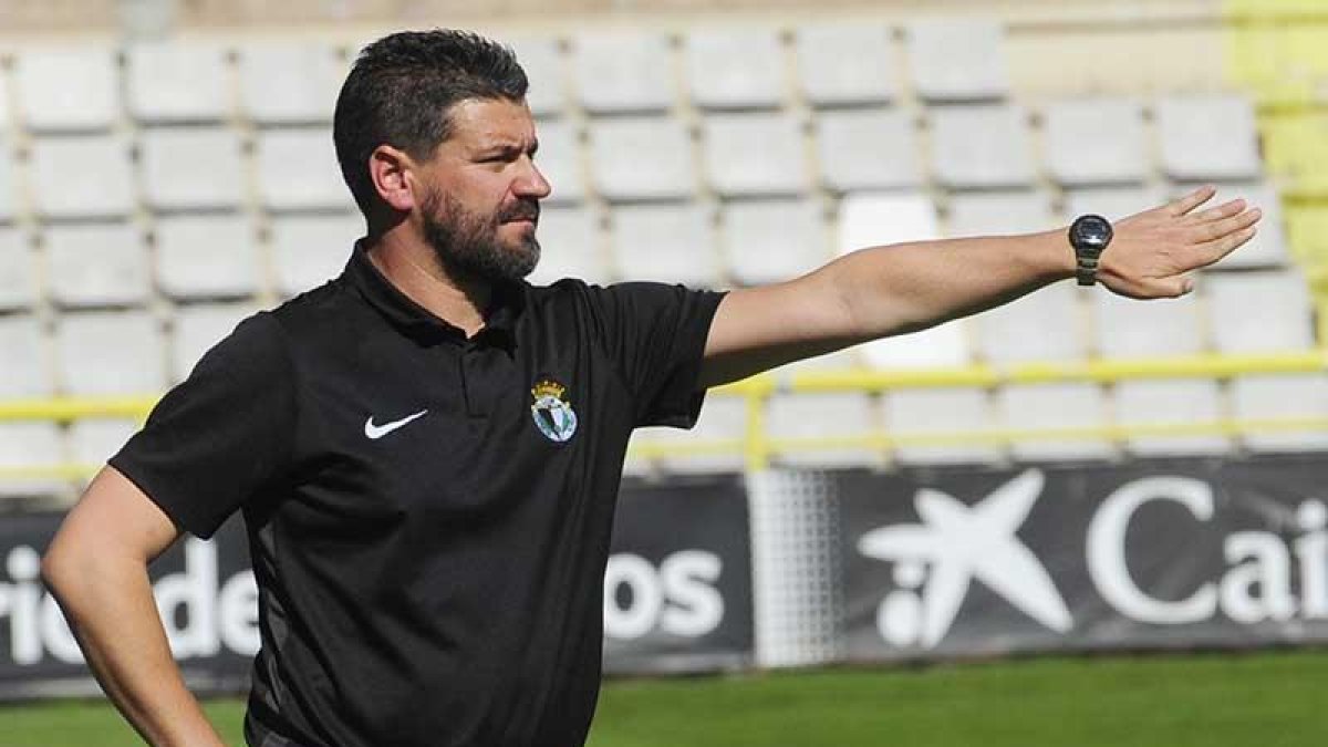Fernando Estévez da instrucciones a sus jugadores durante un partido de la recién concluida temporada-Raúl G. Ochoa