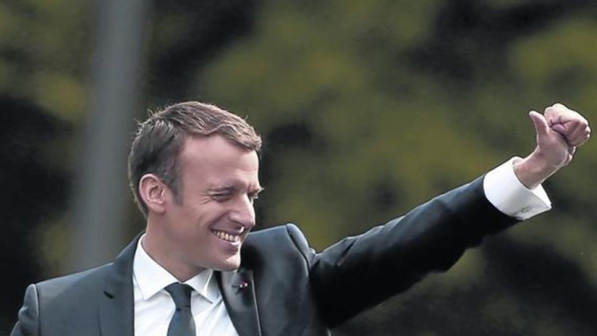Macron saluda el día de su toma de posesión, el pasado 14 de mayo-AFP / CHARLY TREBALLEAU