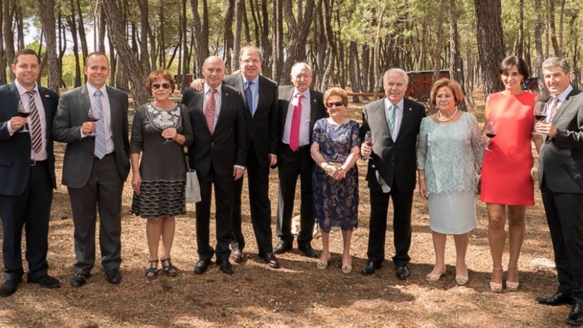 El aniversario se celebró con un cóctel y posterior comida en las instalaciones de la bodega en Pedrosa.-J. I. BERDÓN