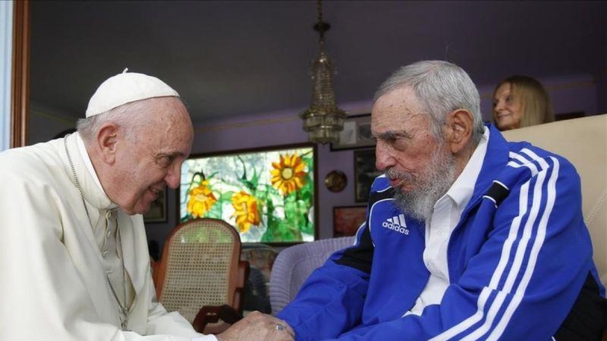 El Papa Francisco con Fidel Castro en La Habana, en septiembre del 2015.-AP / ALEX CASTRO