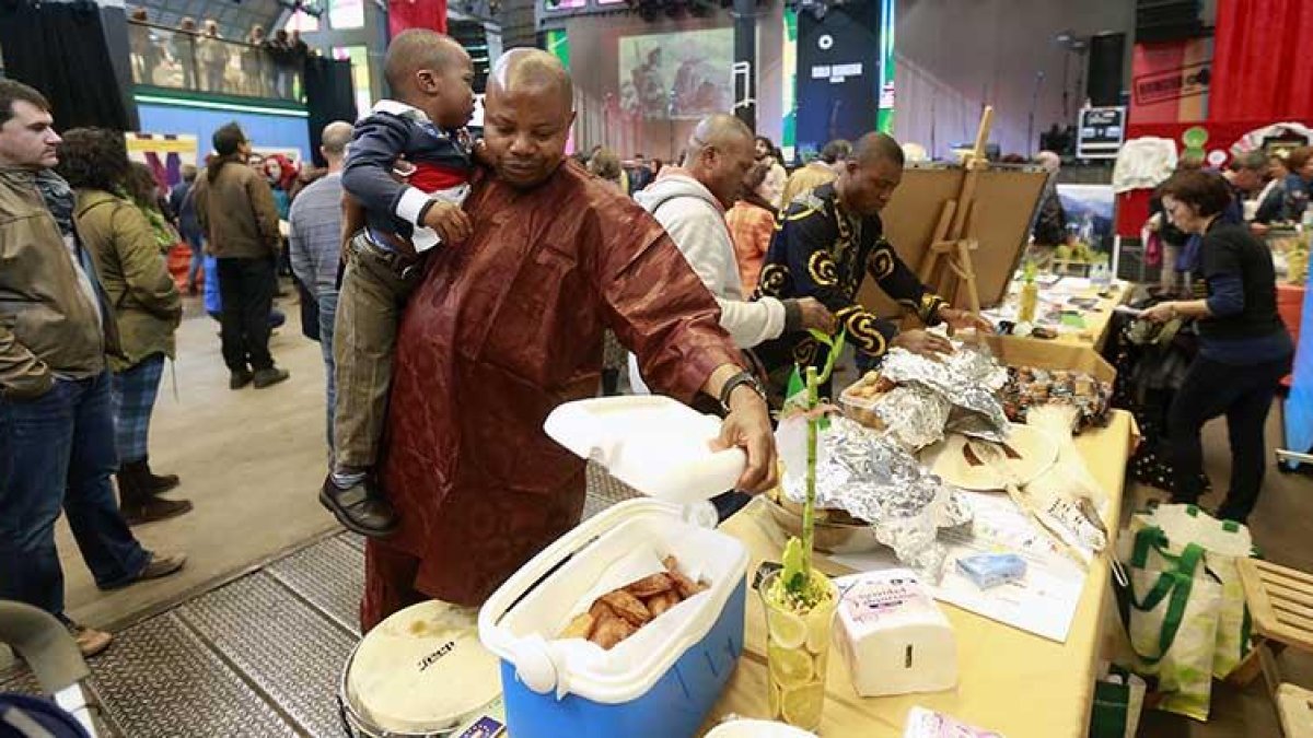 La gastronomía de distintos puntos del mundo estuvo presente en los puestos instalados. En la imagen, el de la Asociacion Nigeriana IGBO.-RAÚL G. OCHOA