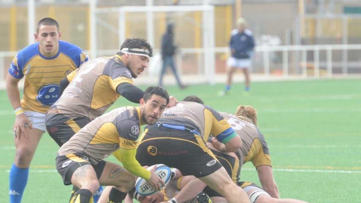 Rocamán pone el oval en juego tras un ruck.-ISRAEL L. MURILLO