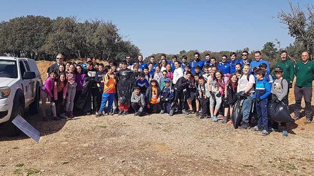Los escolares se afanaron para aportar su pequeño granito de arena para favorecer la supervivencia del planeta con esta reforestación.-L.V.