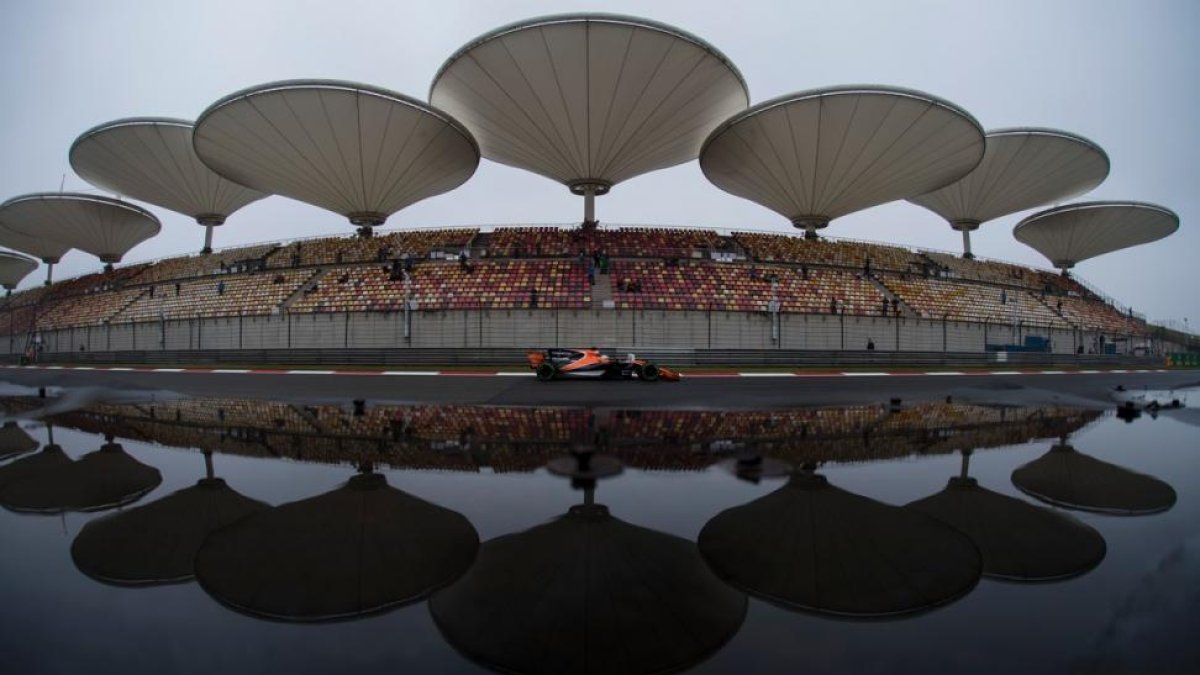 Fernando Alonso rodando por el circuito de Shangai.-AFP