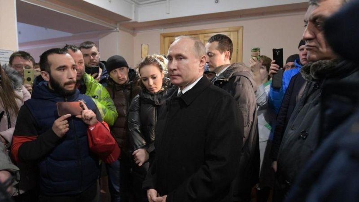 Putin (centro) conversa con residentes y familiares de las víctimas del incendio del centro comercial, en Kémerovo, el 27 de marzo.-EFE / ALEXEI DRUZHININ