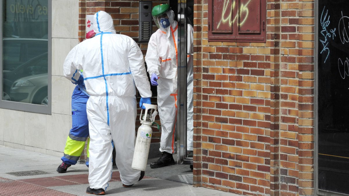 Imagen de sanitarios en una salida en la capital. ISRAEL L. MURILLO