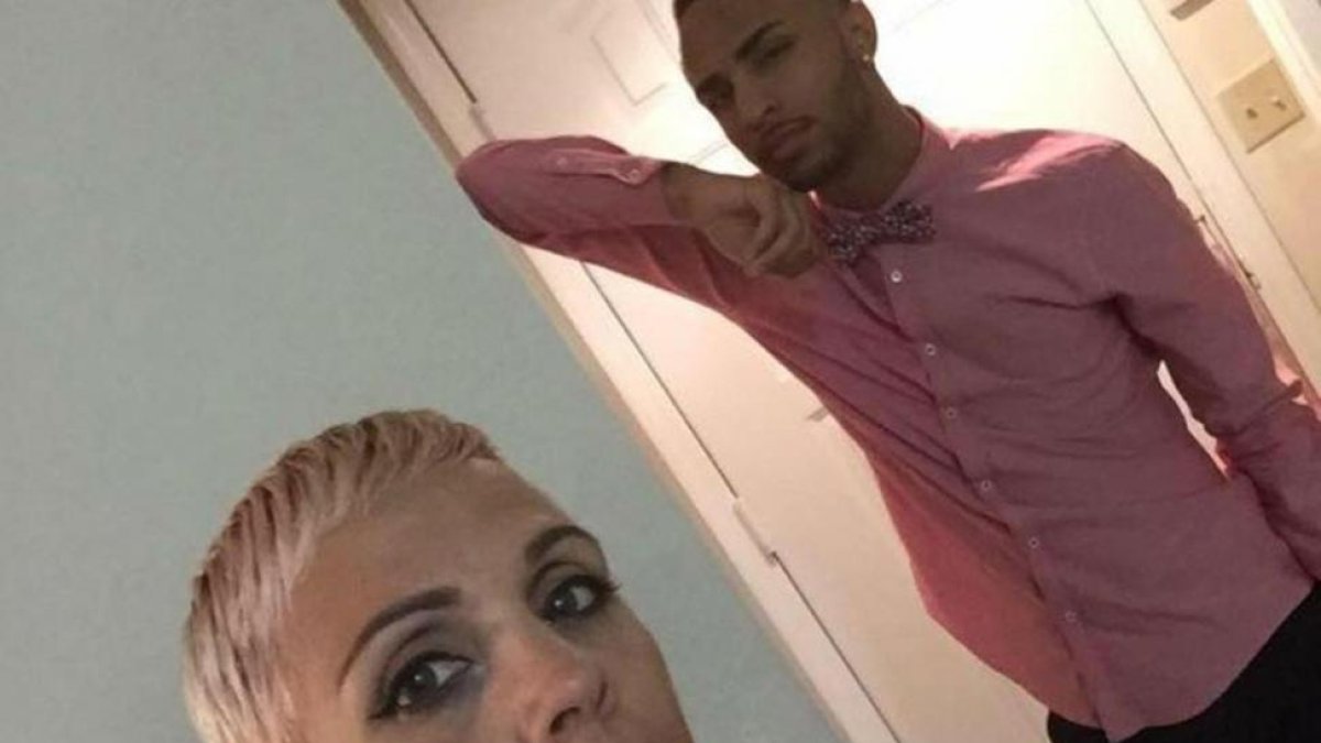 Brenda McCool y su hijo Isaiah Henderson en una imagen de Facebook.-FACEBOOK