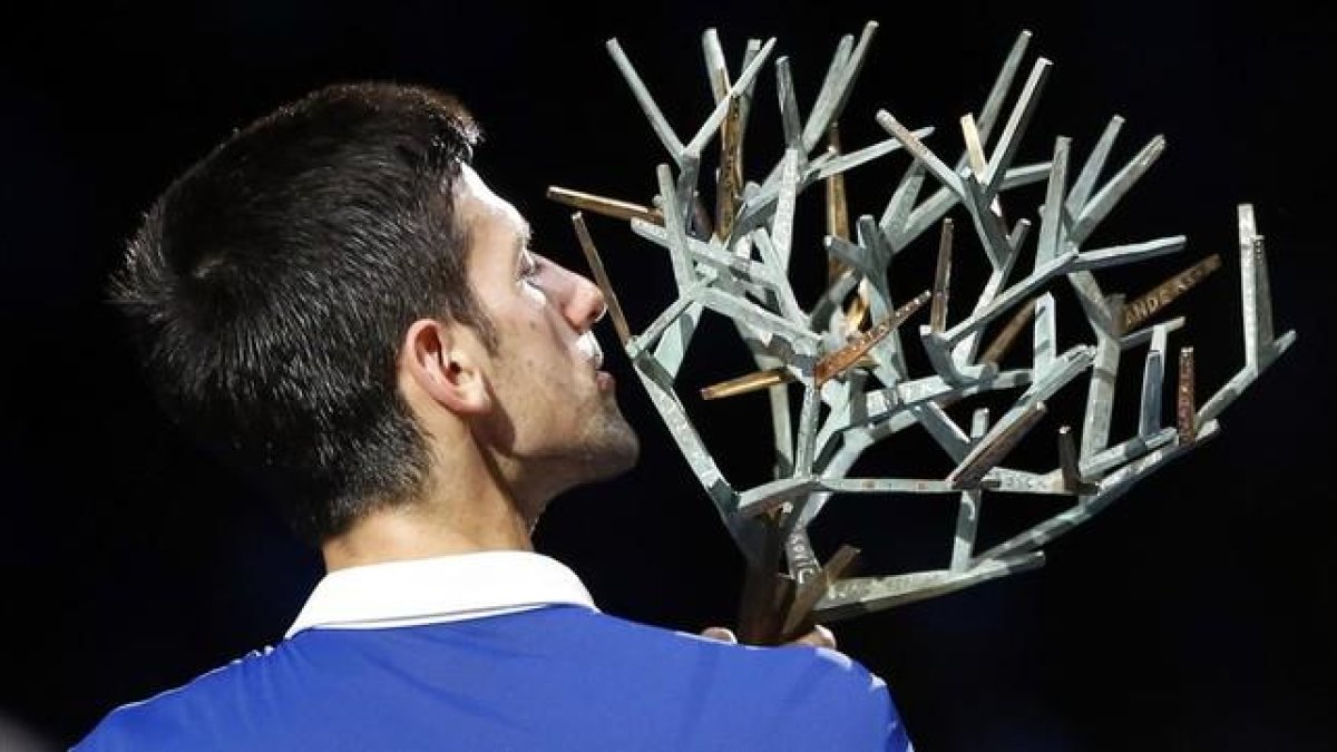 Novak Djokovic besa el trofeo de ganador en París-Bercy.-AP / FRANCOIS MORI