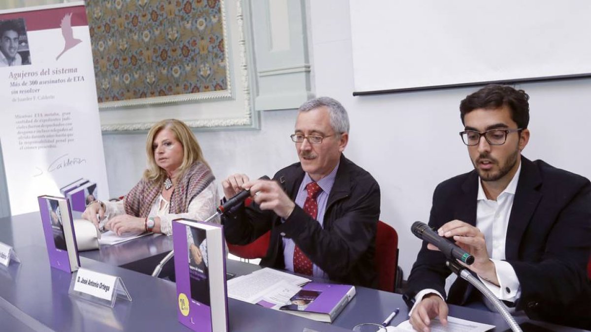 Consuelo Ordóñez, José Antonio Ortega Lara y Juanfer F. Calderín.-RAÚL G. OCHOA