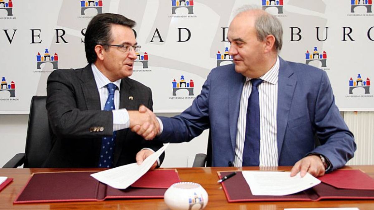 Alfonso Murillo y Andrés Hernando, tras la firma del convenio.-ECB