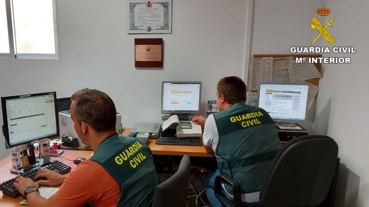 Agentes de la Guardia Civil analizan la documentación. GUARDIA CIVIL