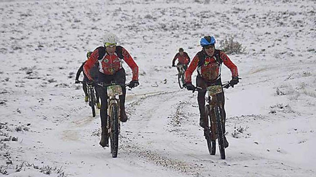 Un grupo de participantes transita por un tramo completamente cubierto de nieve en la edición de 2019.-DESAFIO DE HELIOS