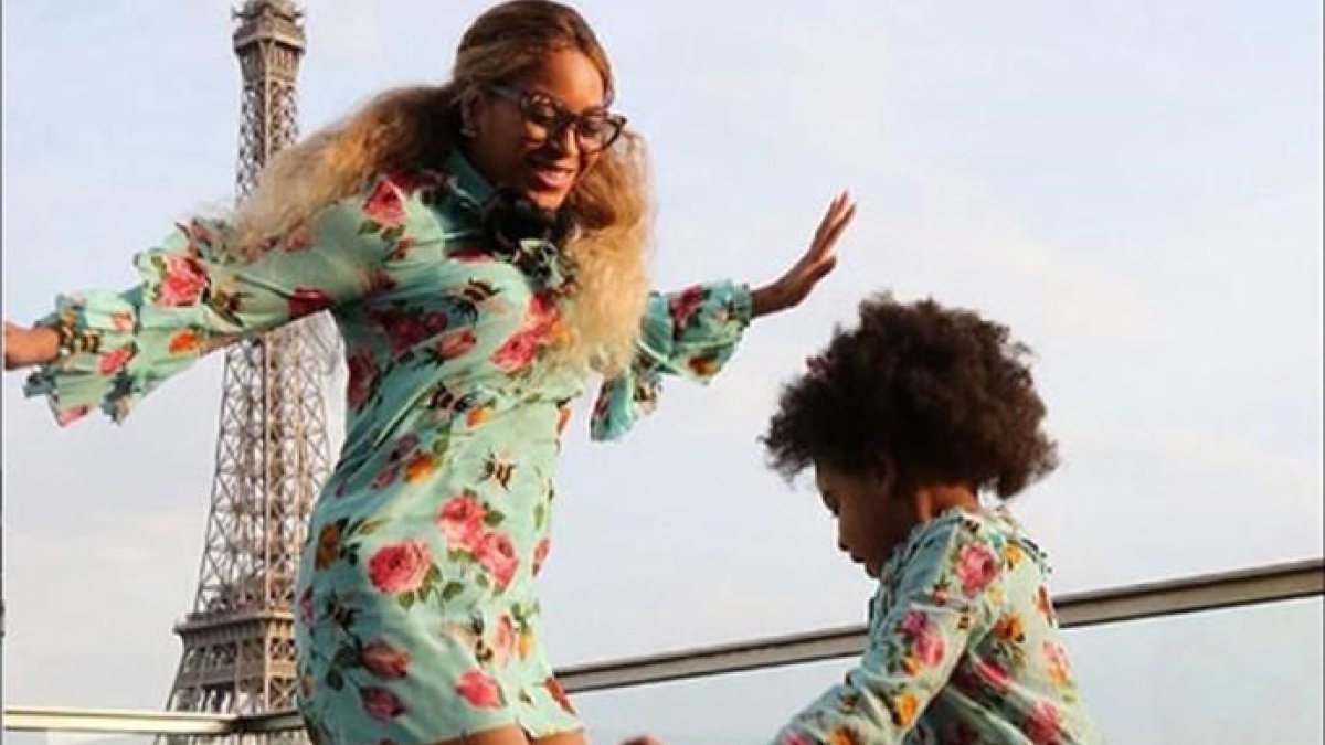 Beyoncé y su hija Blue Ivy saltan ante la torre Eiffel.-INSTAGRAM