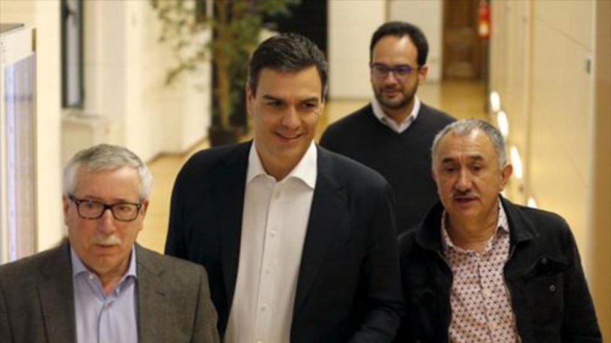 Pedro Sánchez, entre los dirigentes de CCOO, Ignacio Fernández Toxo (izqda.), y UGT, Josep Maria Álvarez, en su anterior etapa como secretario general del PSOE.-EFE / JAVIER LIZÓN