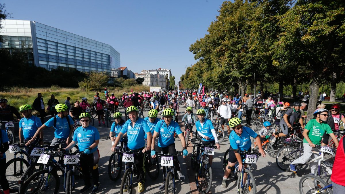 Los participantes en la Bicicletada de Adacebur, listos para salir. SANTI OTERO