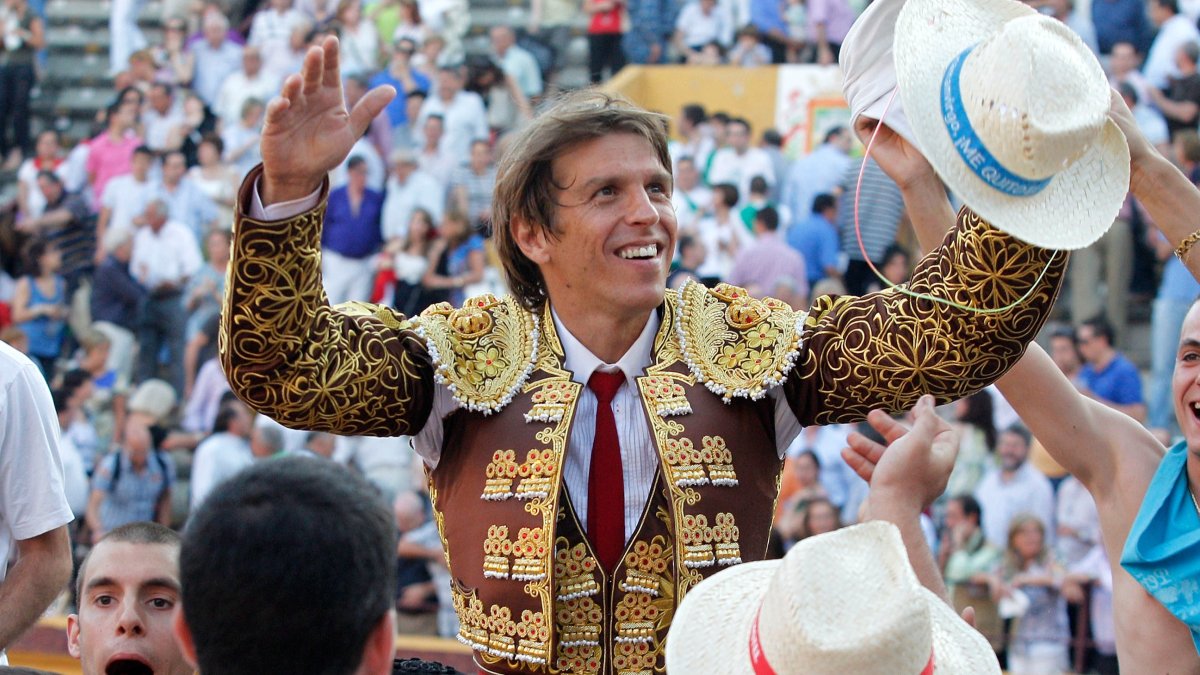 Manuel Díaz 'El Cordobés', en una de sus once salidas en hombros de la plaza de Burgos. SANTI OTERO