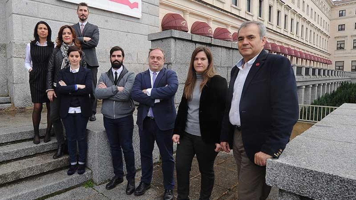 De izquierda a derecha: Pilar Conde, Puy Campo, Jorge Mujico, María Penado, Marcos López, José Antonio Marcos, Lorena Obregón y Javier Fierro. Son los encargados de poner el marcha el proyecto.-ISRAEL L. MURILLO