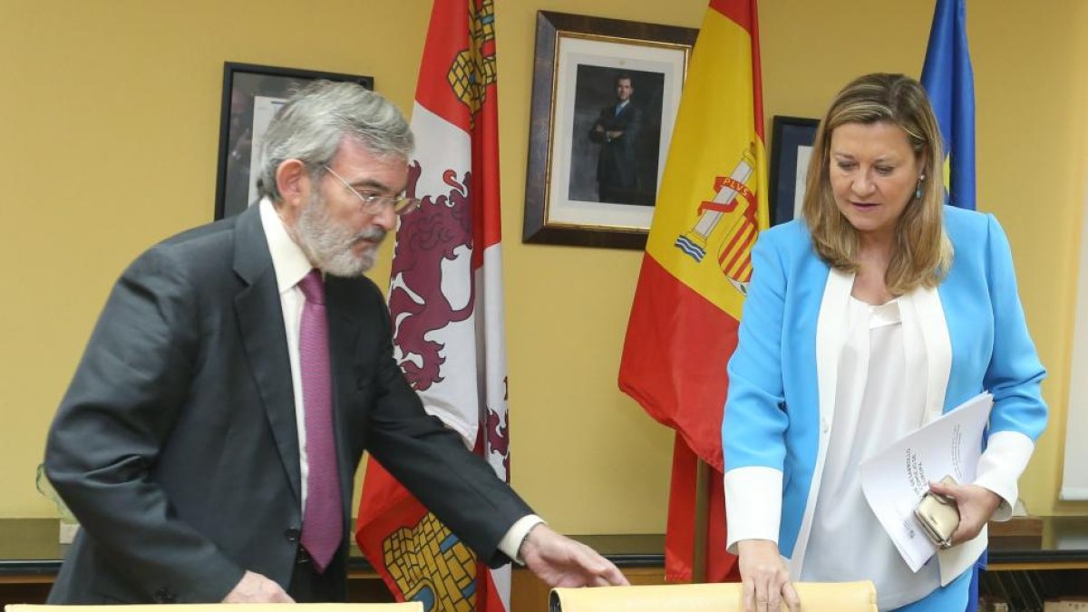 La consejera de Economía y Hacienda, Pilar del Olmo, y el vicegobernador del Banco de Desarrollo del Consejo de Europa, Apolonio Ruiz-Ligero, durante la firma de un préstamo con el Banco de Desarrollo del Consejo de Europa.-ICAL