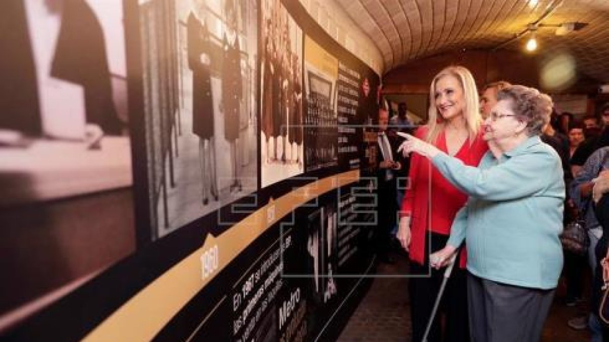 La presidenta de la Comunidad de Madrid, Cristina Cifuentes, participa en el acto que ha organizado el Gobierno regional para rendir homenaje a las taquilleras del Metro de Madrid.-EFE