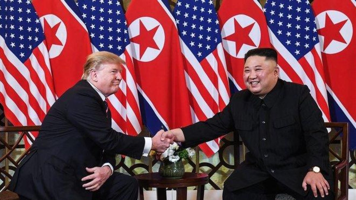 Trump y Kim Jong-Un se saludan en Hánoi (Vietnam).-SAUL LOEB (AFP)