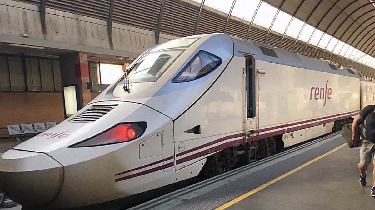 Los trenes hotel, de larga distancia y con paradas en múltiples estaciones, permiten recorrer la península de este a oeste pasando por la meseta. ECB