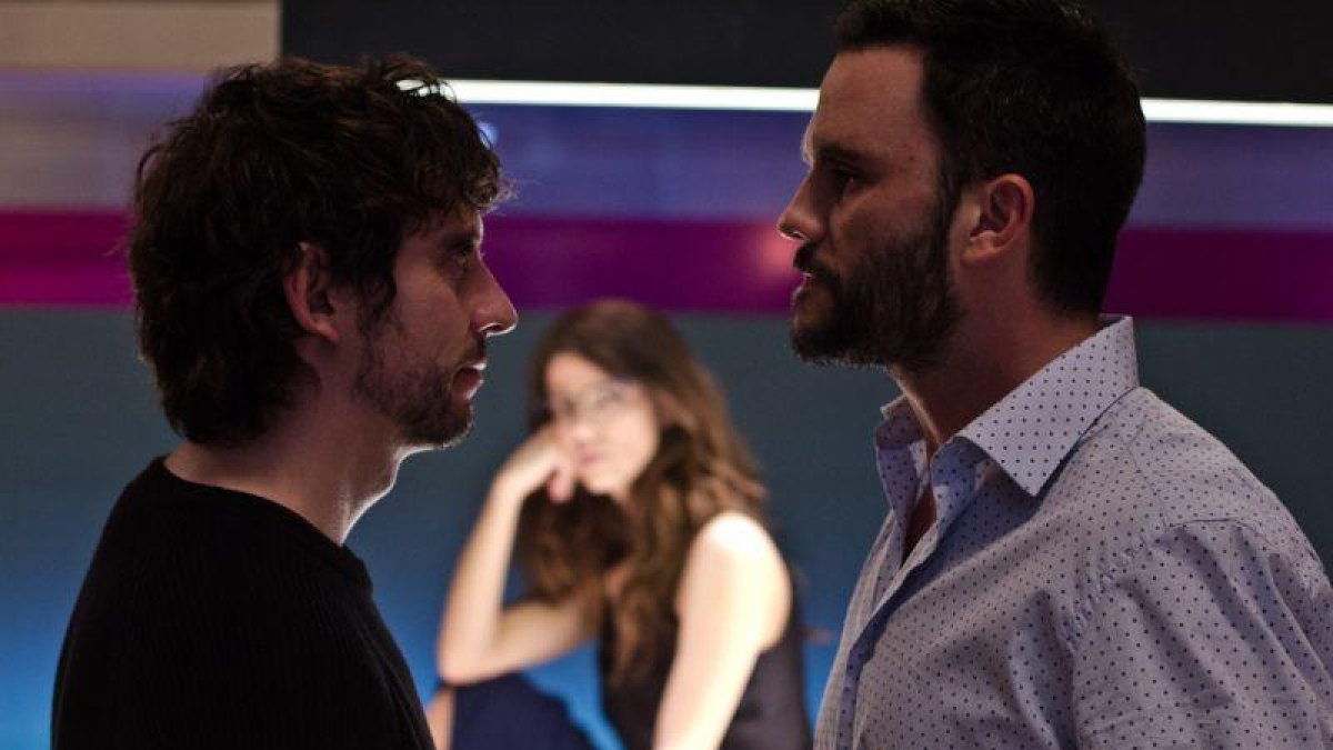 Fotograma de Siete años, protagonizada por Paco León, Juan Pablo Raba, Juana Acosta (los tres, en la foto), Manuel Morón y Àlex Brendemühl.-NETFLIX
