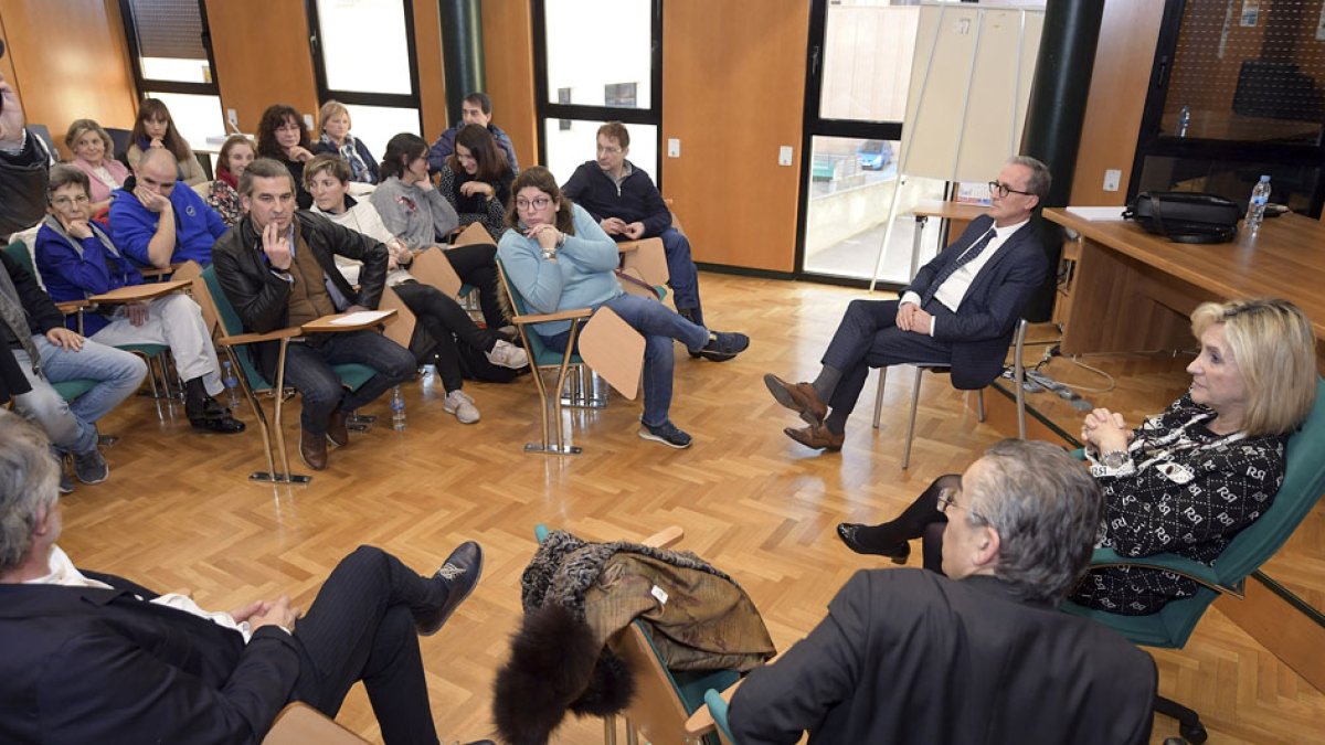 La consejera y los profesionales médicos ayer en la reunión. ICAL