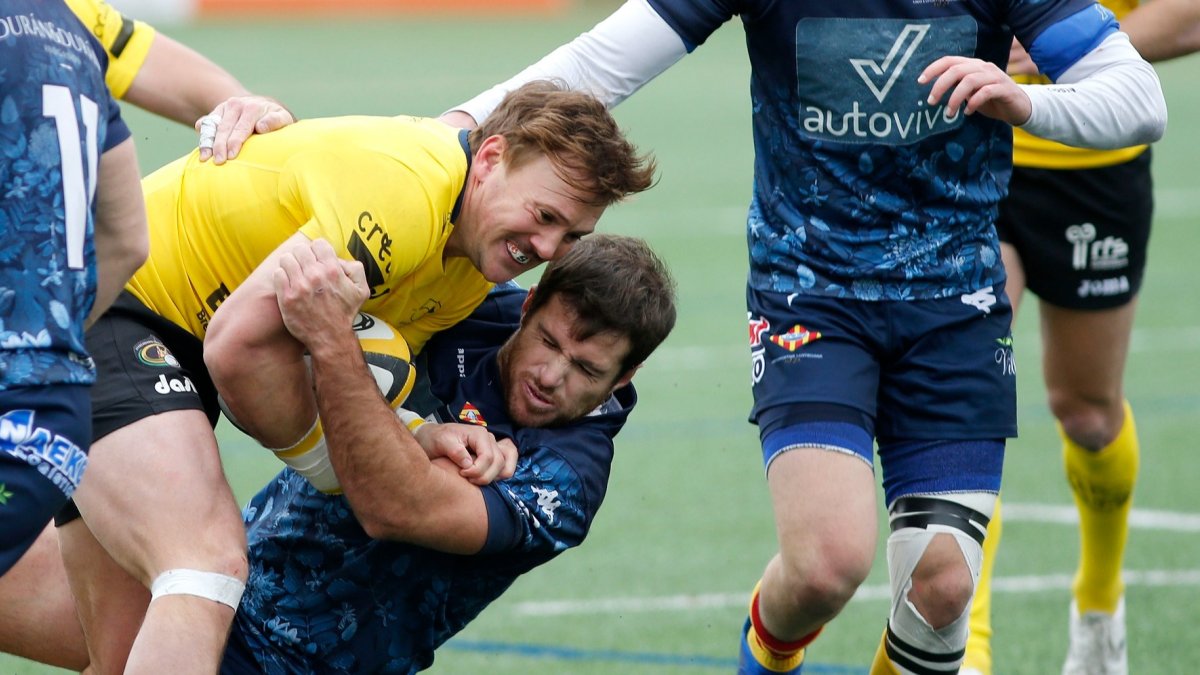 Andrew Norton protege el oval tras recibir un placaje. SANTI OTERO