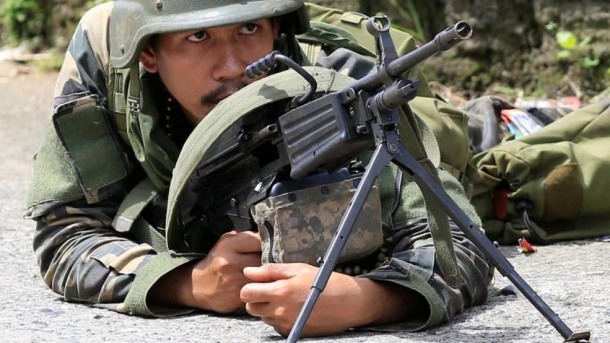Un militar filipino en la ofensiva para reconquistar Marawi.-ROMEO RANOCO
