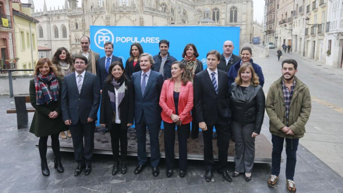 Los candidatos del PP al Congreso y al Senado por la provincia eligieron la calle Fernán González y de fondo la Catedral para su foto de familia.-RAÚL G. OCHOA