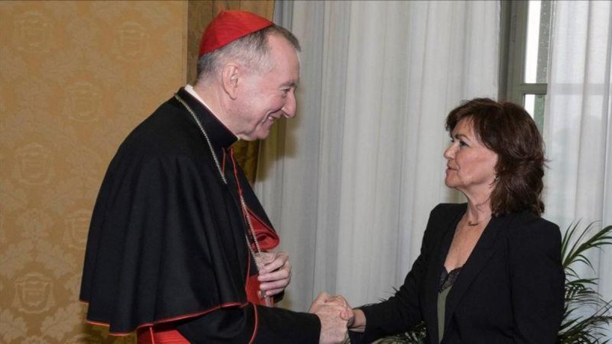 El cardenal Pietro Parolin y la vicepresidenta Carmen Calvo, este lunes en el Vaticano.-EL PERIÓDICO
