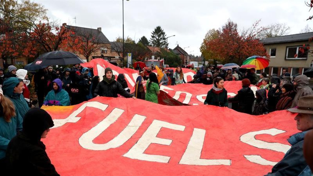 Activistas climáticos antes de que empiece la cumbre-EFE