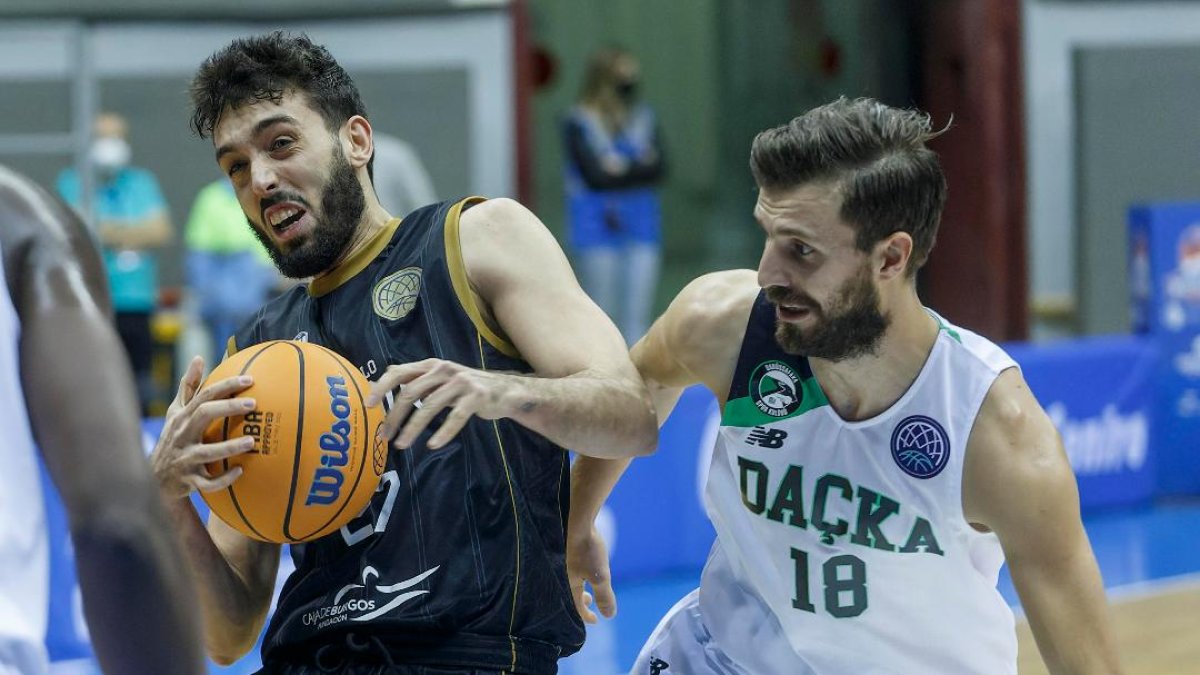 Marc García intenta superar la defensa del Darussafaka. SANTI OTERO