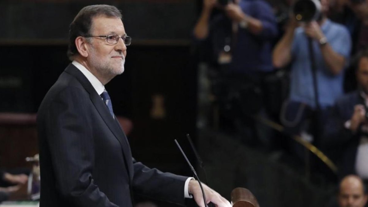 El presidente del Gobierno en funciones y candidato a la reelección, Mariano Rajoy, durante su discurso en el debate de investidura.-EFE / BALLESTEROS