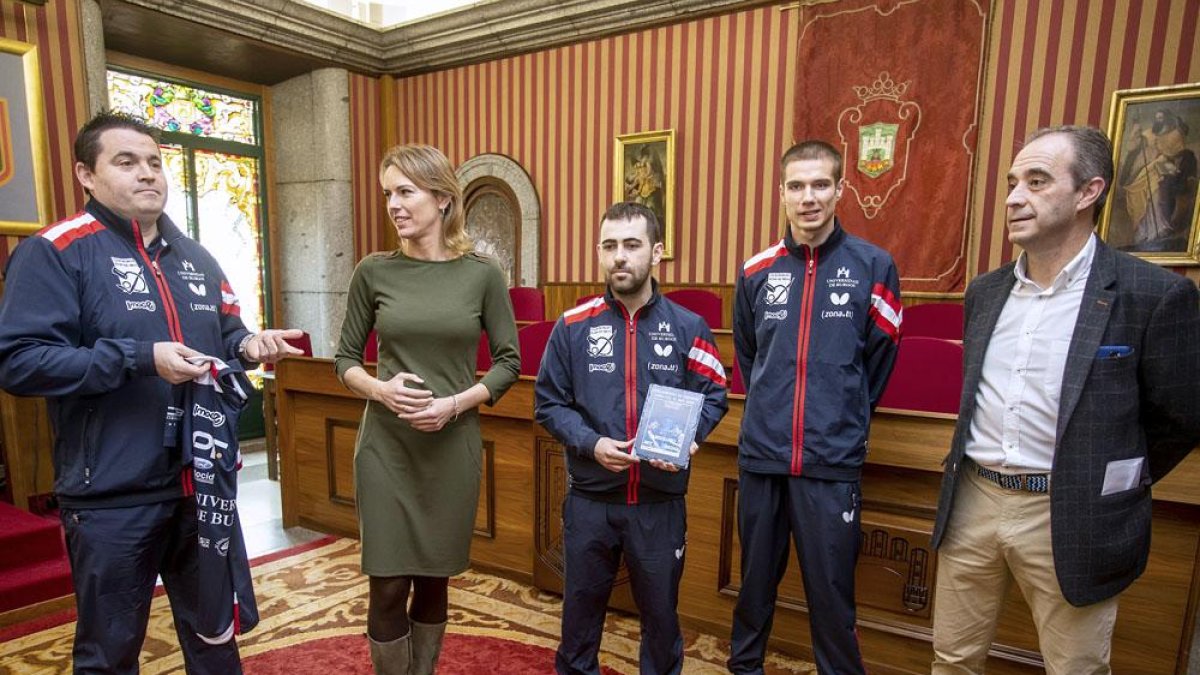 Berzosa, De la Fuente, Ausín, Barbulescu y Sáez en la recepción de ayer-Santi Otero