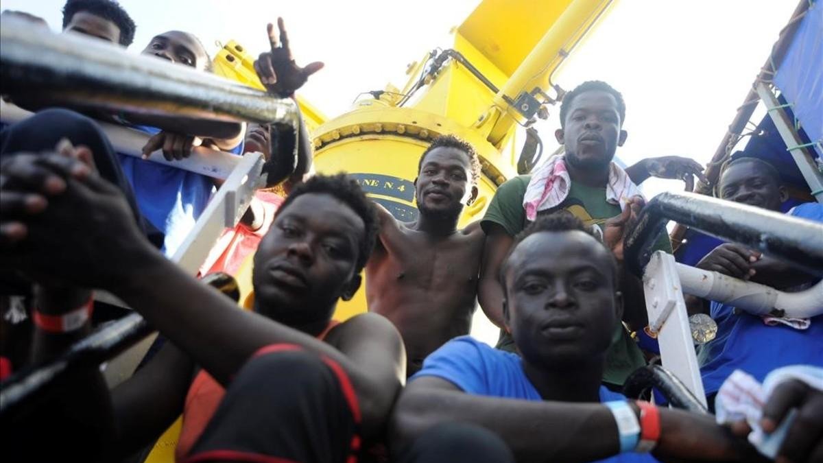 El buque lleva cinco días frente a la isla de Lampedusa esperando autorización para llegar a puerto-GUGLIELMO MANGIAPANE