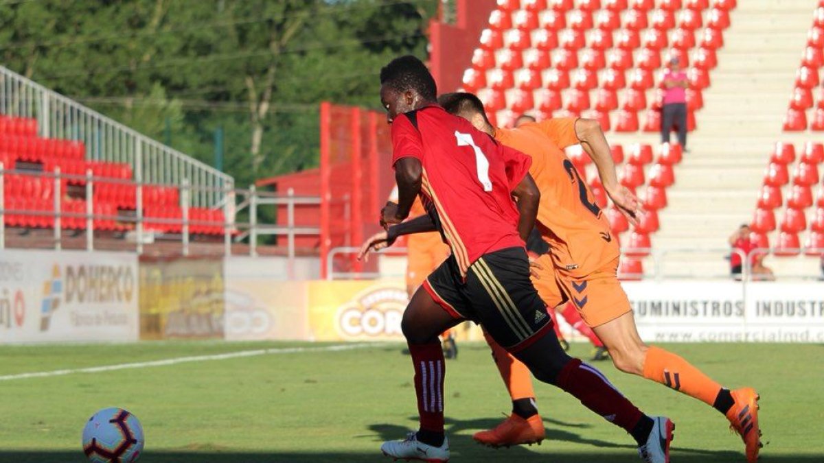 Ohemeng intenta ganar por velocidad a su par.-TWITTER / @CDMIRANDES