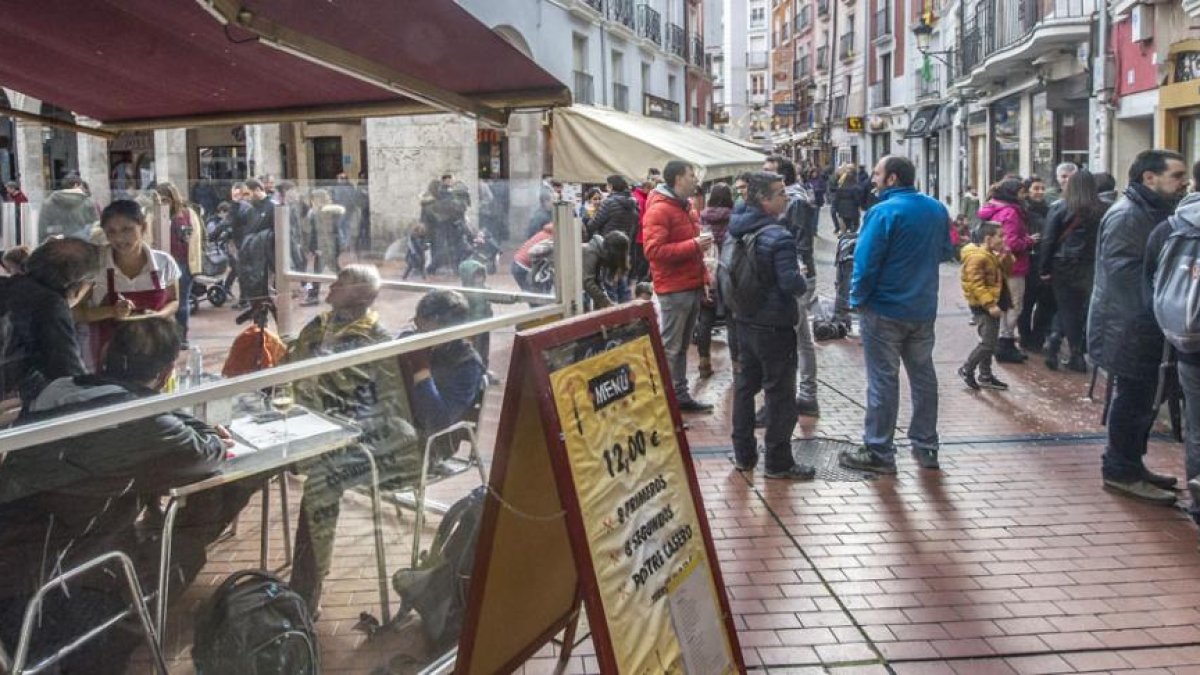 La calle Sombrerería ha sido este año objeto de numerosas visitas para reordenar terrazas y comprobar el cumplimiento de la normativa municipal.-ISRAEL L. MURILLO