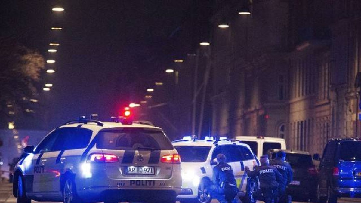 La policía danesa detrás de los coche patrulla en las calles de Copenhage.-Foto: MARTIN SYLVEST / AFP