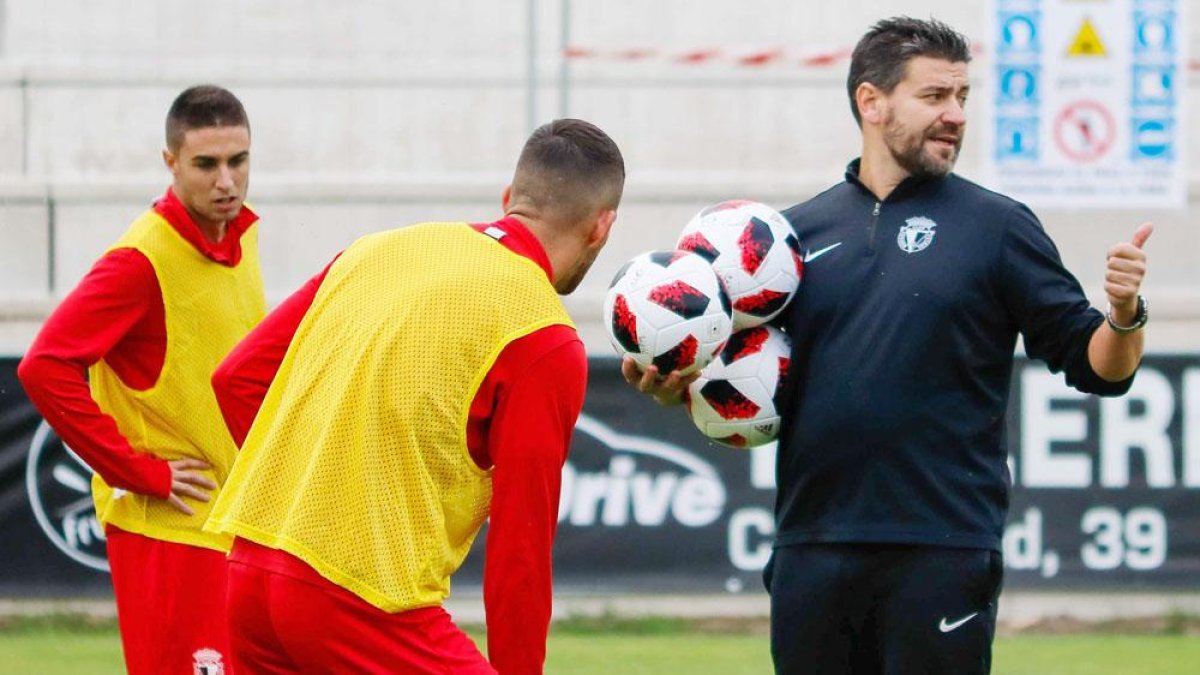 Fernando Estévez dirigió ayer en El Plantío su primera sesión de entrenamiento-Alba Delgado / BCF