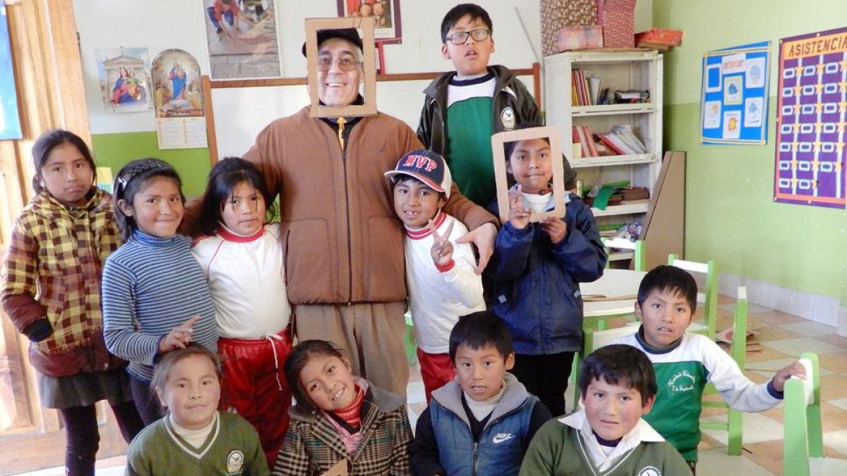 El sacerdote Juan Carlos Devesa posa en una divertida foto con algunos niños usuarios del centro.-ECB
