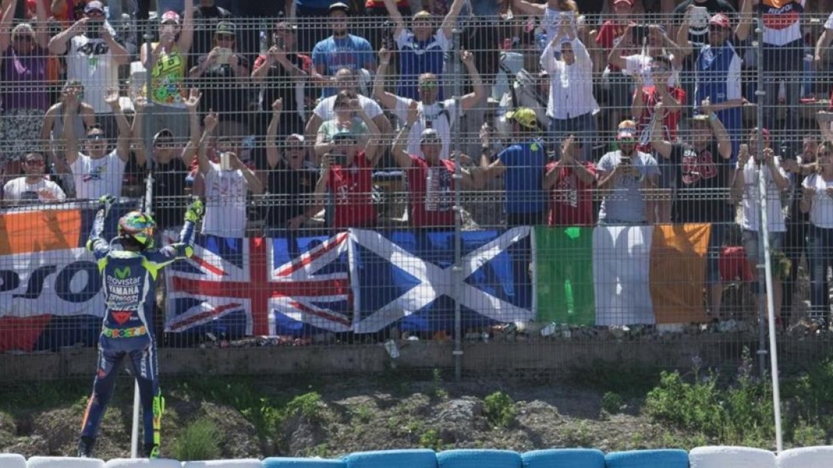 Valentino Rossi celebra con la grada su victoria en Jerez.-MIRCO LAZZARI