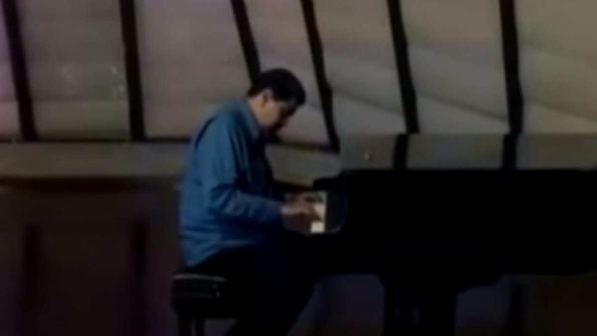 Maduro tocando el piano en el teatro Teresa Carreño.-