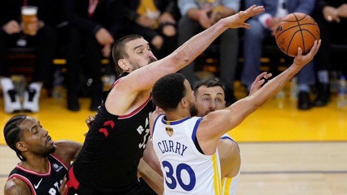 Gasol trata de taponar una acción de Curry.-EL PERIÓDICO
