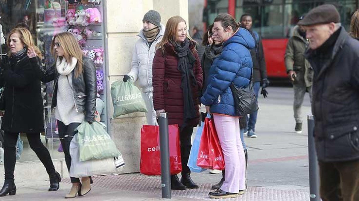 Varios consumidores en la zona más comercial del centro de Burgos con bolsas de establecimientos de la zona.-RAÚL OCHOA