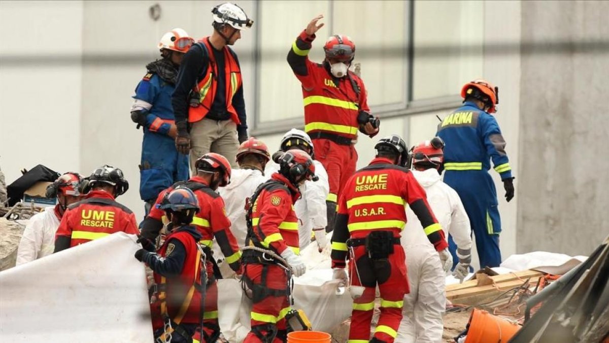 Brigadas de Espana y México durante las operaciones de rescate.-EFE / ULISES RUÍZ BASURTO