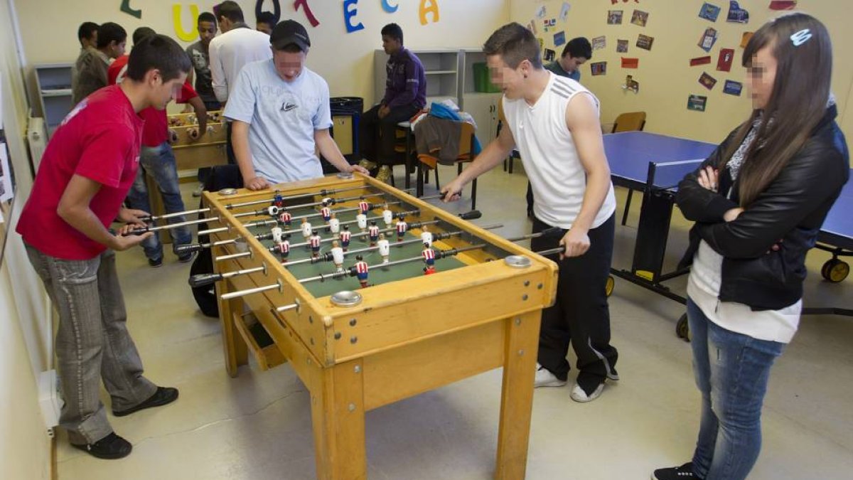 La sala de futbolines y de mesas de ping pong es una de las más utilizadas.-ISRAEL L. MURILLO