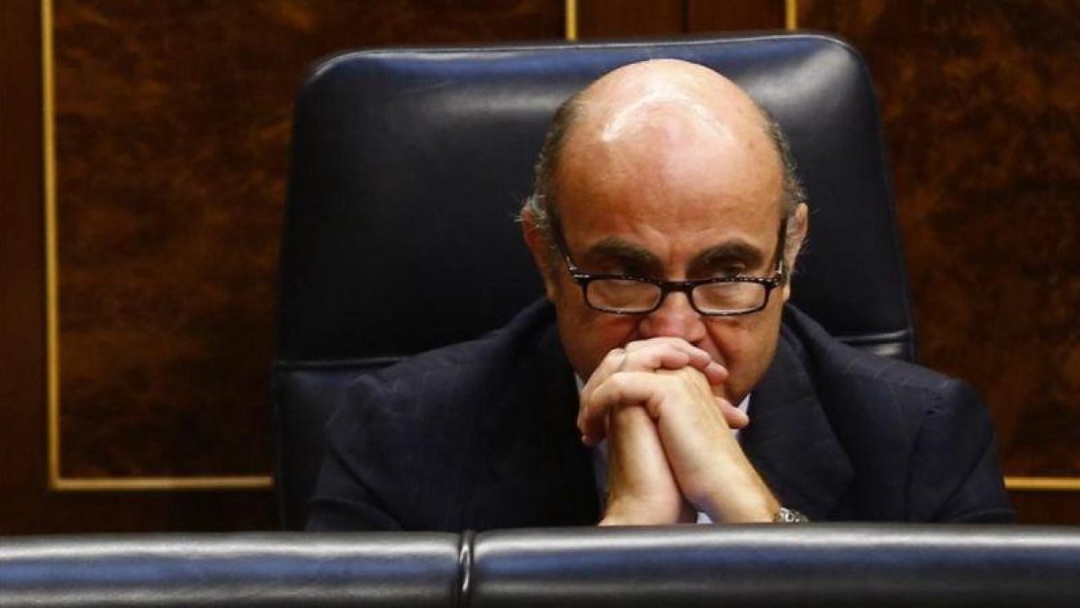 El ministro de Economía en funciones, Lius de Guindos, en la sesión de investidura de Mariano Rajoy.-AGUSTIN CATALAN
