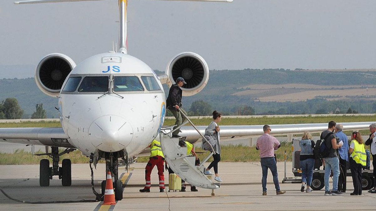Imagen de pasajeros bajando de un avión en Villafría. ECB